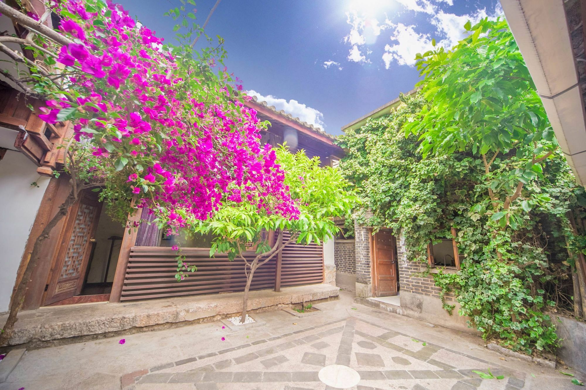 Lijiang Half Moon Bay Inn Exterior photo