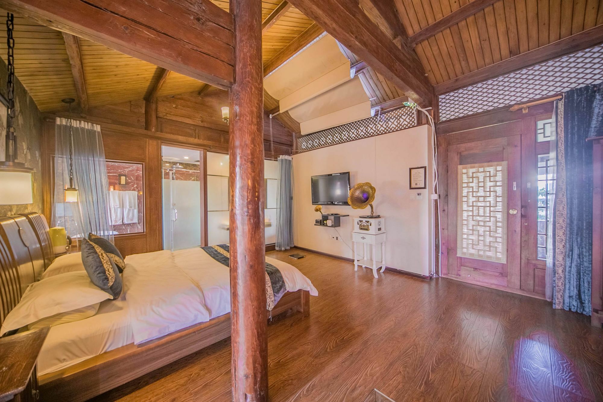 Lijiang Half Moon Bay Inn Exterior photo